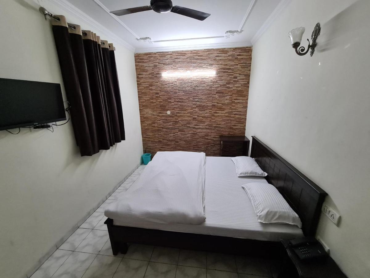 Hotel Victoria Csandígarh Kültér fotó