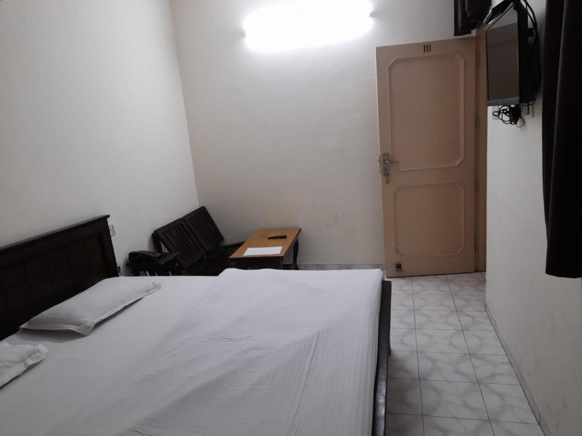 Hotel Victoria Csandígarh Kültér fotó